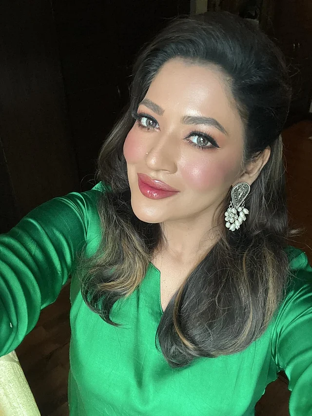 অক্সিডাইজড সিলভার স্টেটমেন্ট দুলে বাঁধনকে বেশ মিষ্টি লাগছে। এই দুলের মূল সৌন্দর্য এর নিচের মুক্তার গাঁথুনি। সলিড রঙের কোনো সাধারণ জামা বা কুর্তির সঙ্গেও এ ধরনের দুল চোখ বন্ধ করে ক্যারি করা যায়।