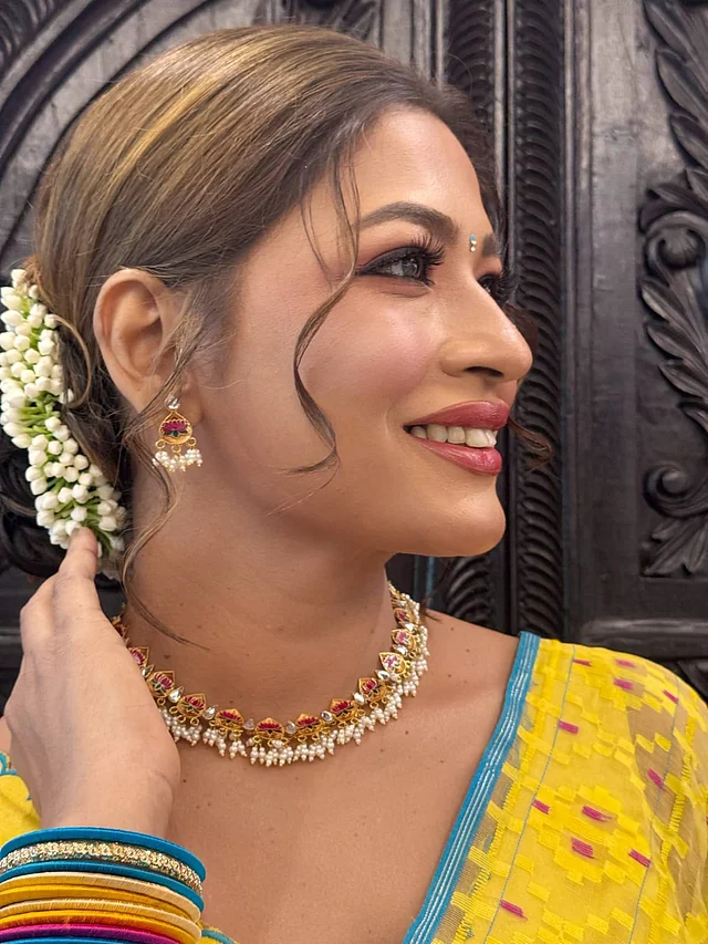 গ্লুড টুগেদারের এ গয়না ২১ ক্যারেট গোল্ডপ্লেটেড, যার অ্যান্টিক গোল্ডেন রঙে আছে ম্যাজেন্টা ও সবুজ মিনাকারীর সূক্ষ্ম কাজ। মুক্তা, পুঁতি ও আর্টিফিশিয়াল কুন্দনের সমন্বয় নান্দনিকতা যোগ করেছে গয়নায়