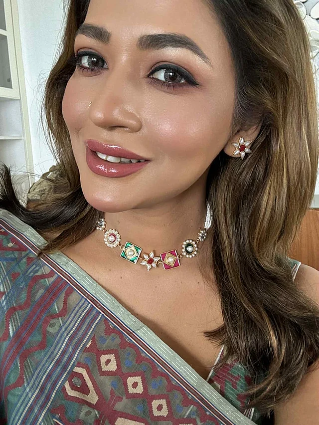 এই জুয়েলারি সেটের নাম রাখা হয়েছে ‘মিঠাই’। নামেই মিষ্টতা, ডিজাইনেও ঠিক তেমনই প্রকাশ। মিনা করা, আর্টিফিশিয়াল কুন্দন আর পার্ল ও বিডসের সূক্ষ্ম কাজ মিলিয়ে তৈরি এই ট্রেন্ডি সেটটি  মিনিমাল হলেও বেশ আকর্ষণীয়। এটিও ২১ ক্যারেট গোল্ডপ্লেটেড। 