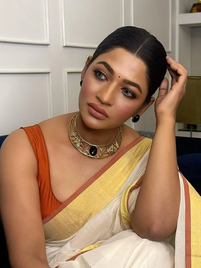 ফুলেল মোটিফের হাঁসুলি স্টাইলের নেকপিস আর স্টোনের দুলে বাঁধন। যেকোনো একরঙা বা কম নকশার পোশাকের সঙ্গে এই ট্রেন্ডি ধাঁচের গয়না মানিয়ে যাবে 