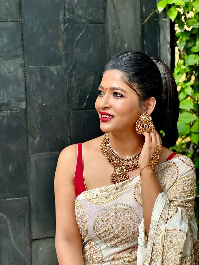 এই লুকেও একই গয়না পরেছেন অভিনেত্রী। তবে ভিন্ন শাড়ির সঙ্গেও এই গয়না দারুণভাবে ক্যারি করা যায় চাইলে