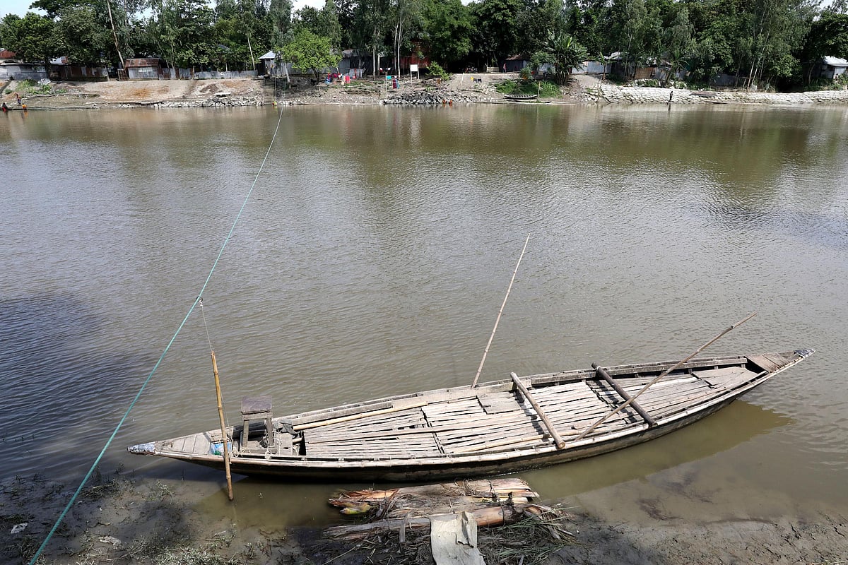 বাঙ্গালী নদীর ঘাটে বেঁধে রাখা হয়েছে খেয়ানৌকা
