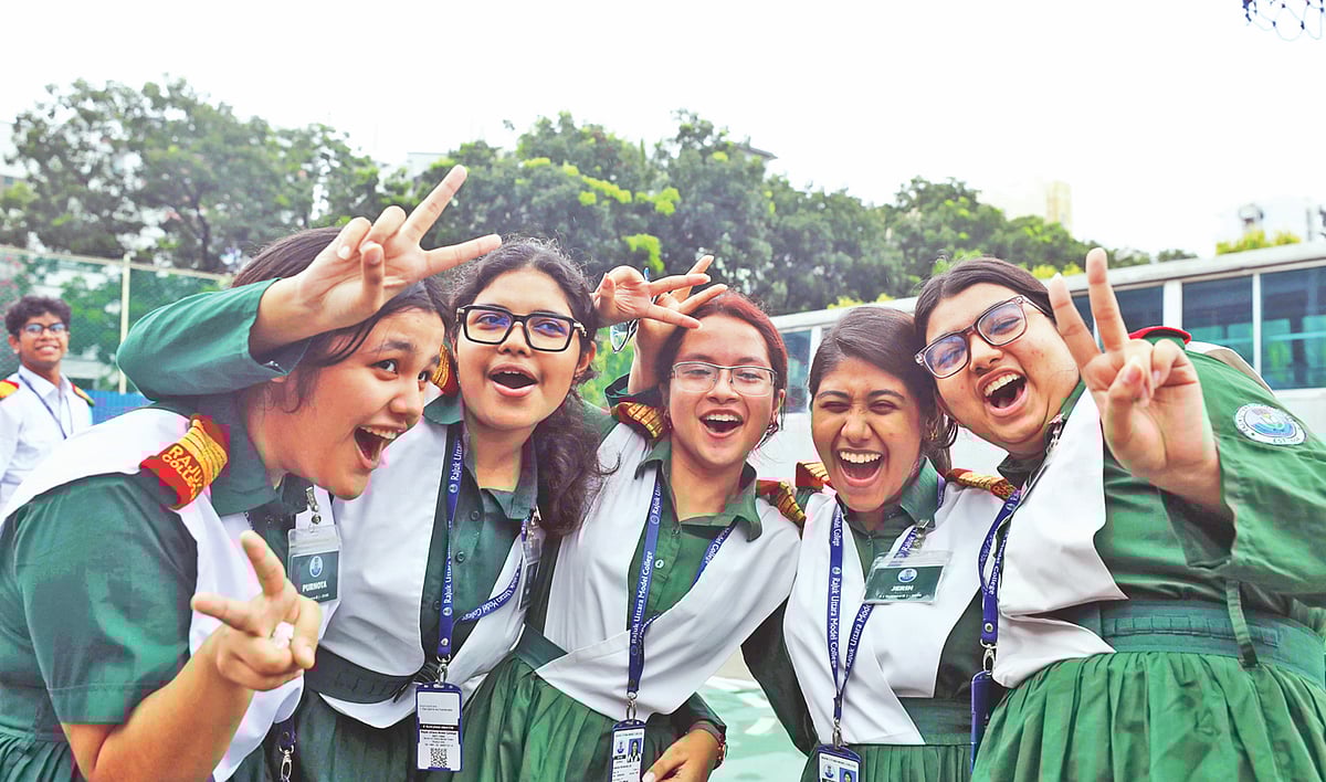 এসএসসি ও সমমানের পরীক্ষার ফল প্রকাশিত হয়েছে গতকাল। কাঙ্ক্ষিত ফল পেয়ে একদল শিক্ষার্থীর উচ্ছ্বাস। রাজধানীর রাজউক উত্তরা মডেল কলেজে