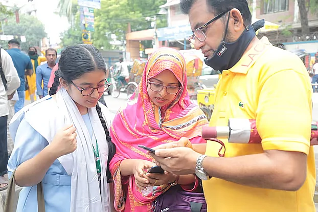 তুলনা না করে তার প্রতি আস্থা ও ভালোবাসার প্রকাশ ঘটান
