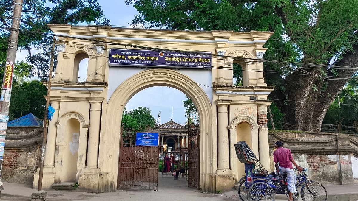  শশী লজ প্রাসাদের প্রবেশমুখে অর্ধবৃত্তাকার খিলানাকৃতির তোরণ