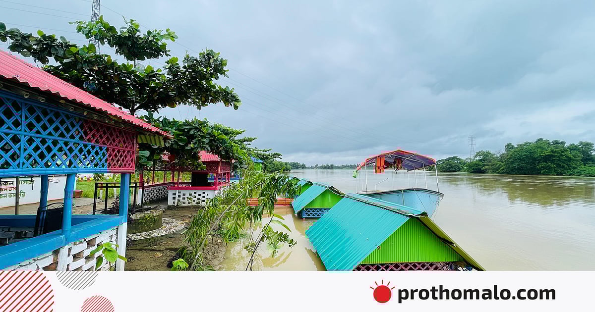 আতঙ্কে নির্ঘুম রাত কেটেছে গোমতীপারের মানুষের, বাঁধে খুপরি বানাচ্ছেন কেউ কেউ