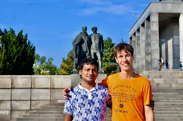 স্লোভাক বন্ধুস পিটারের সঙ্গে লেখক