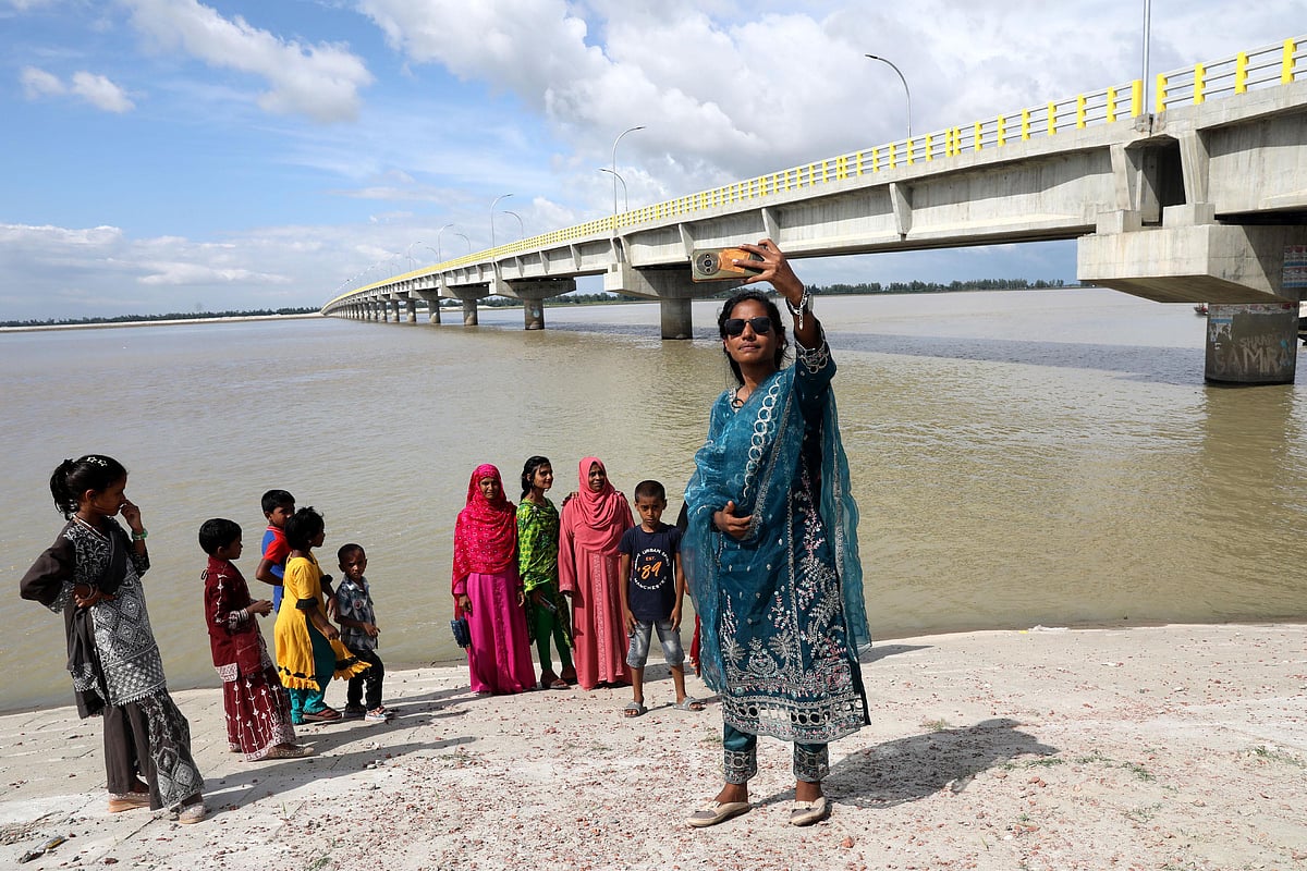 তিস্তা সেতু দেখতে এসে সেলফি তুলছেন দর্শনার্থীরা।