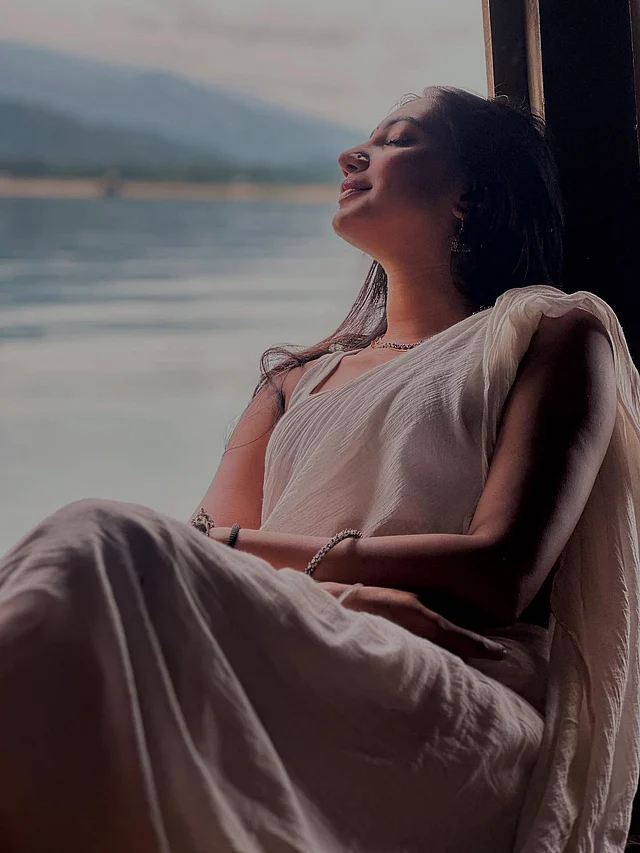 সাদা শাড়ির সাজে সুনেরাহর এই হাওড়বিলাসের ছবিটি দেখলেই বোঝা যায়, পানি তাঁকে কতটা শান্তি দেয়