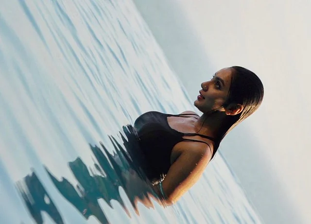 জলপ্রেমীই বলা যায় এই অভিনেত্রীকে। এখানে কালো স্প্যাগেটি স্ট্র্যাপের টপে পানিতে নেমেছেন তিনি। 