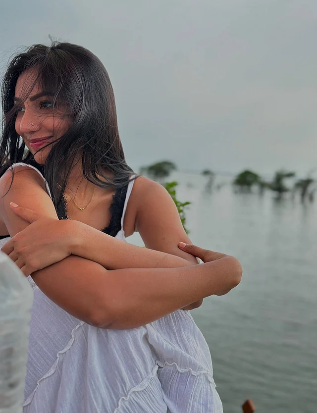 সাদা ড্রেসে জলের ধারে সুনেরাহ