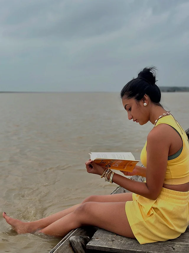 আরাম করে পানিতে পা ডুবিয়ে বই পড়া হচ্ছে