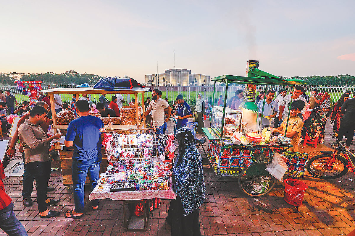ঢাকার ফুটপাত–বাণিজ্য নিয়ে ন্যায়বিচারের যত দ্বন্দ্ব