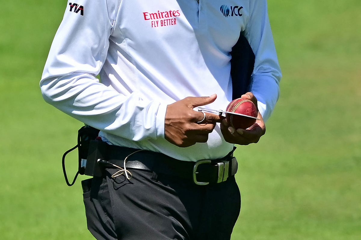 মধ্যপ্রাচ্য যুদ্ধের ধাক্কা: বল–সংকটে পড়েছে ইংল্যান্ড ক্রিকেট বোর্ড