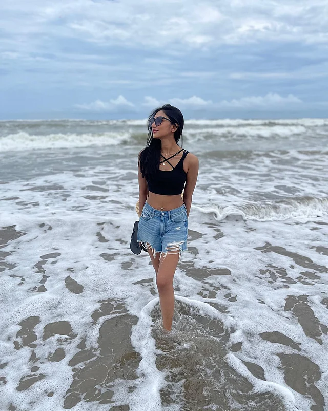 কালো ব্রালেট, রিপড জিনসের শর্টস আর রোদচশমার লুকে সমুদ্রের পানিতে পা ভেজাচ্ছেন সুনেরাহ