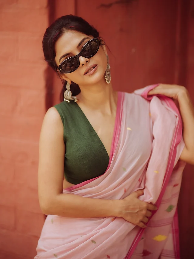 হাওয়াই মিঠাই রঙের খুব সুন্দর একটা সুতির শাড়ির সঙ্গে ডিপনেক সবুজ ব্লাউজ পরেছেন অভিনেত্রী। কানে স্টেটমেন্ট দুল আর চোখে কালো রোদচশমা হয়েছে সঙ্গী