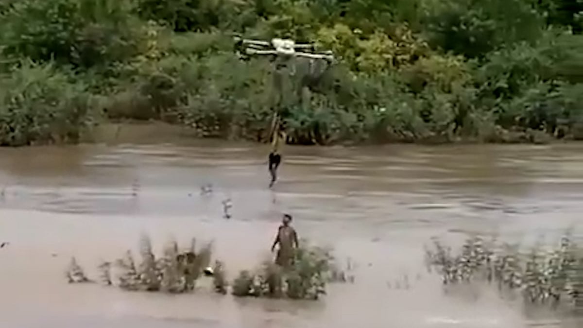 ড্রোন দিয়ে বন্যার কবলে পড়া দুই শিশুকে উদ্ধার করলেন এক কৃষক