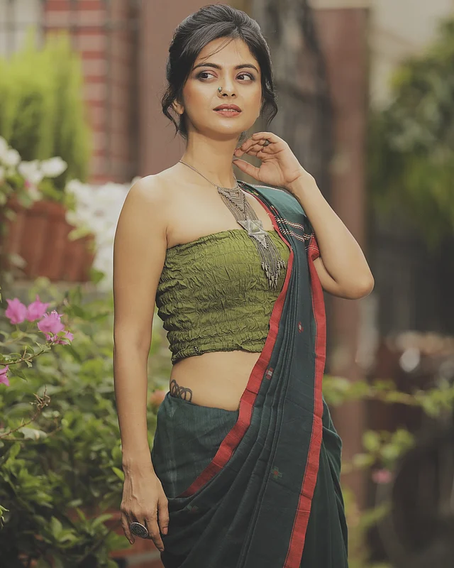 জলপাই সবুজ স্ট্রেপলেস টপের সঙ্গে তাঁতের শাড়ি পরেছেন স্টাইলিশ এই অভিনেত্রী। অক্সিডাইসের ঝোলানো নেকপিস, আংটি, নাকফুল, কোমরে দৃশ্যমান ট্যাটু আর ন্যুড মেকআপের ছোঁয়ায় সত্যিই অন্য রকম সুন্দর লাগছে তাঁকে