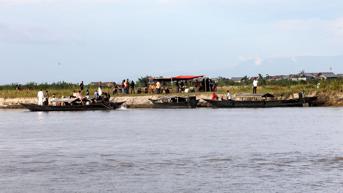 ব্রহ্মপুত্রের চরে ঘুরতে আসেন অনেকে