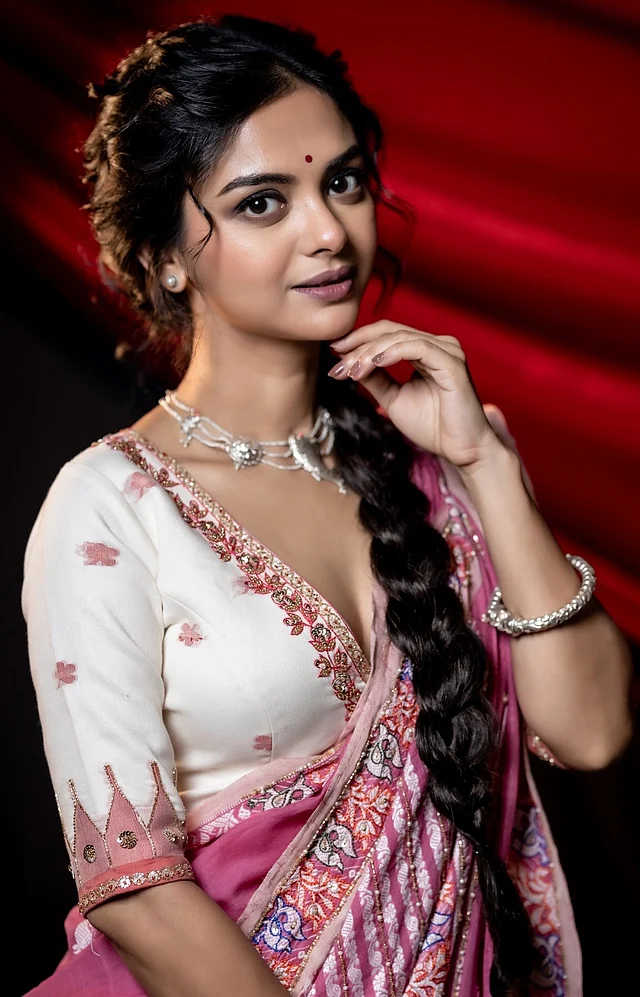 ডিপনেক ব্লাউজ আর শাড়ির সাজে ট্র্যাডিশনাল লুকে দেখা দিয়েছেন তিনি এখানে