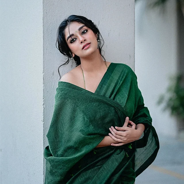 বিবৃতির পরনে একরঙা সবুজ শাড়ি। এর সঙ্গে নুডল স্ট্র্যাপের হল্টারনেক ব্লাউজ পরেছেন তিনি।