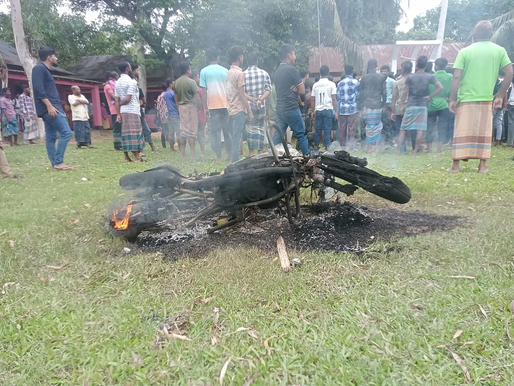 সংঘর্ষের সময় বিক্ষুব্ধ লোকজন দুটি মোটরসাইকেলে আগুন ধরিয়ে দেন। মঙ্গলবার দুপুরে উপজেলার নন্নী-পোড়াগাঁও মৈত্রী কলেজ চত্বরেছবি: সংগৃহীত