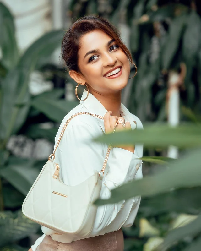 এই আউটফিটের সঙ্গে জুটি হয়েছে সাদা ক্রসবডি ব্যাগ