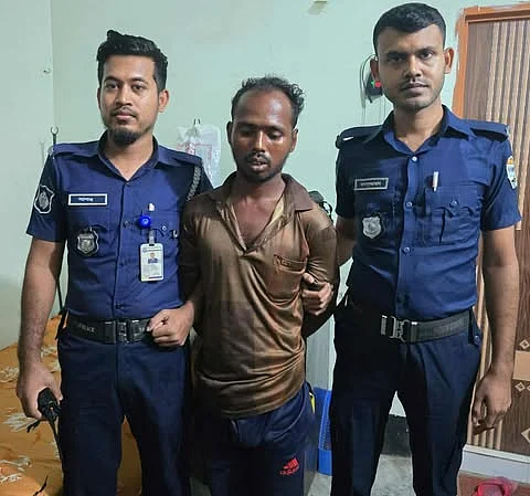 পুলিশের হাতে গ্রেপ্তার নজরুল ইসলাম। মঙ্গলবার বিকেলে গাজীপুরের জয়দেবপুর রেলস্টেশন থেকে তাঁকে গ্রেপ্তার করা হয়ছবি: পুলিশের সৌজন্যে