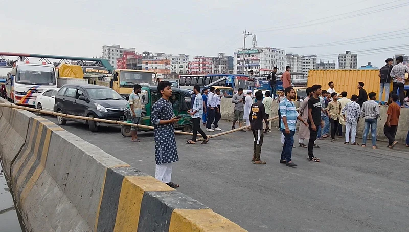গোপালগঞ্জে এনসিপির নেতা–কর্মীদের ওপর হামলার প্রতিবাদে বুধবার বিকেলে নারায়ণগঞ্জের সিদ্ধিরগঞ্জে ঢাকা-চট্টগ্রাম মহাসড়ক অবরোধ করে দলটির নেতা–কর্মীরা