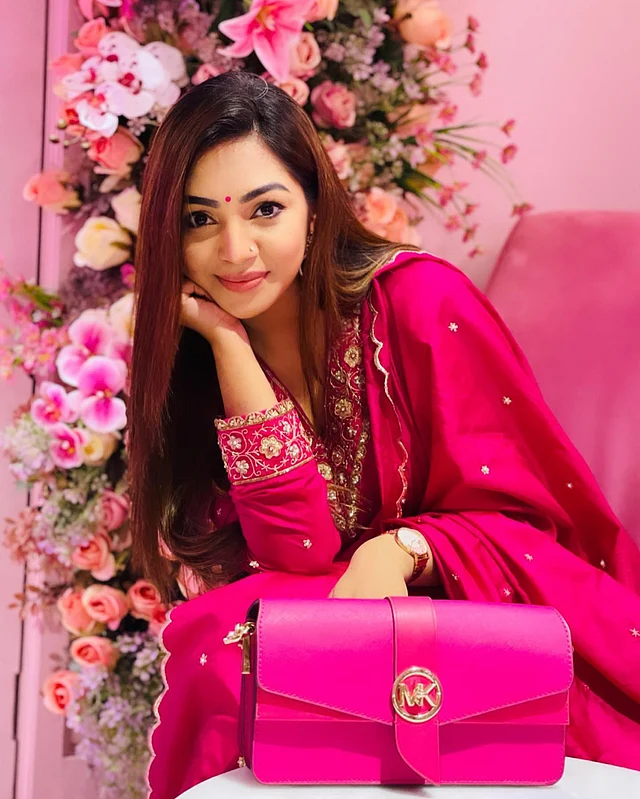 হট পিংক সালওয়ার কামিজের সঙ্গে ম্যাচিং ব্যাগ আর টিপ দেখা যাচ্ছে এখানে প্রভার লুকে