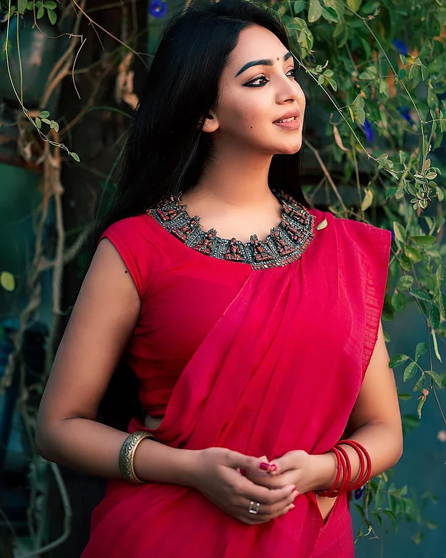 লাল শাড়ির সাজে অন্য মাত্রা এনেছে অক্সিডাইজড মেটালের স্টেটমেন্ট নেকপিস