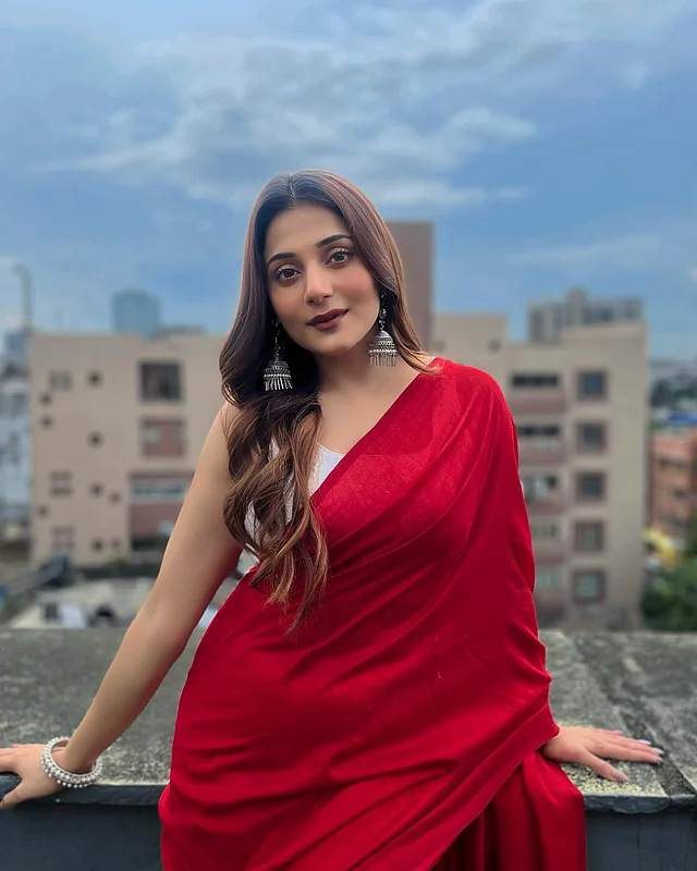 সাদা স্লিভলেস ব্লাউজের সঙ্গে একরঙা লাল শাড়িতে সব মেয়েকেই সুন্দর লাগে। প্রিয়াঙ্কা এরসঙ্গে পরেছেন অক্সিডাইসের ঝুমকা আর বালা 