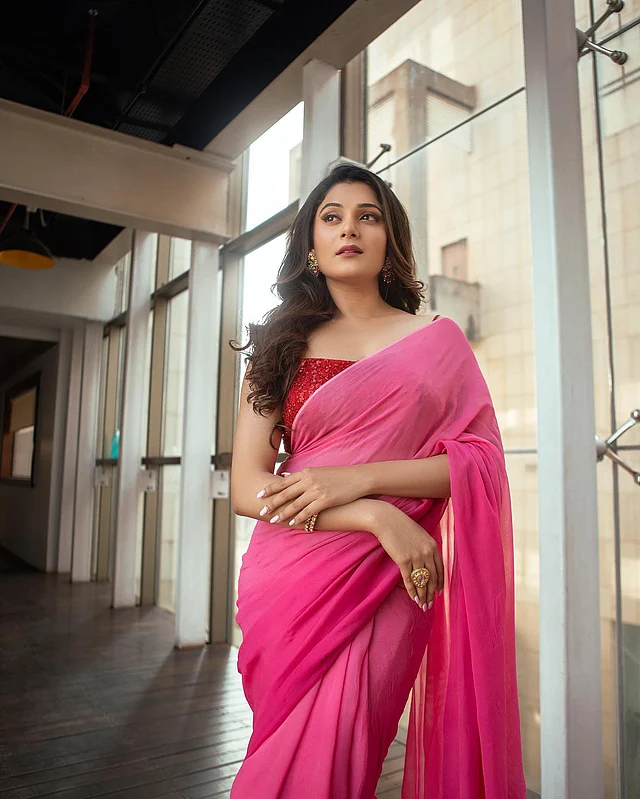 ডুয়েল শেডের গোলাপি শাড়ির সঙ্গে লাল ব্লাউজ বেছে নিয়েছেন তিনি। কানে আর হাতে পরেছেন কুন্দনের স্টেটমেন্ট জুয়েলারি