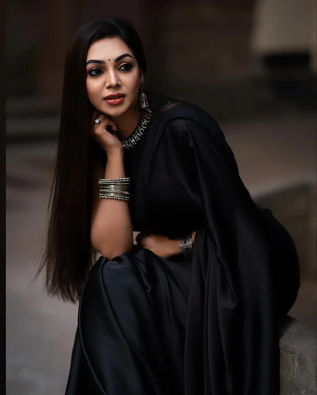 কালো শাড়ির লুকে প্রভা নজর কাড়ছেন এক ঢাল কালো খোলা চুলে