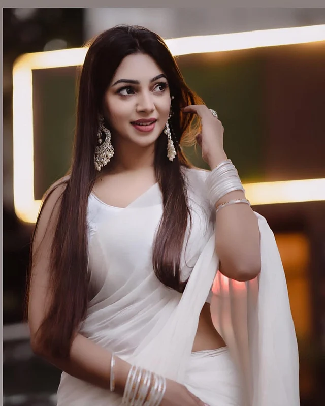 সাদা শিফন শাড়ির অল হোয়াইট লুকে প্রভা আবেদন ছড়াচ্ছেন লম্বা ঝোলানো চাঁদবালি আর হাতভর্তি সাদা রেশমি চুড়িতে