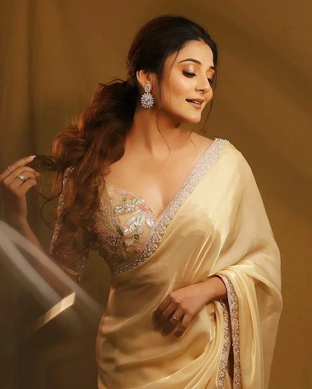  সুইটহার্ট নেকের স্টেটমেন্ট ব্লাউজের সঙ্গে মুক্তার পাড় বসানো একরঙা শাড়ি পরেছেন অভিনেত্রী। গলা খালি রেখে শুধু কানে পরতে বেছে নিয়েছেন ডায়মন্ডের দুল। আর চুলগুলো সফট কার্ল করে পনিটেল করা 