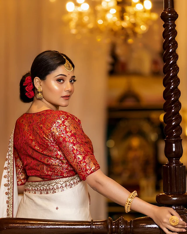 একদম বাঙালি এথনিক সাজে ফ্রেমবন্দী হয়েছেন তিনি 