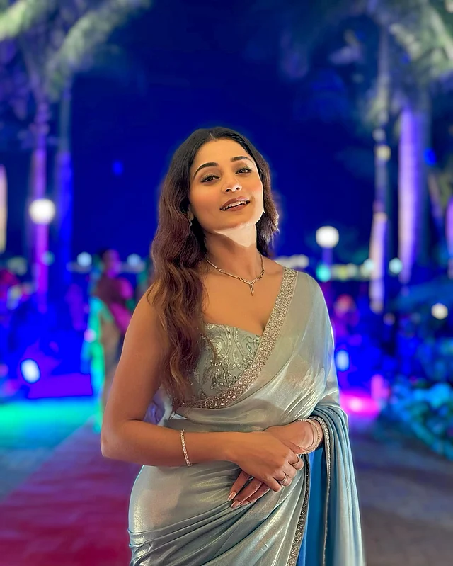 প্যাস্টেল নীল শাড়িতে শিমারি ছোঁয়া, জুটি হয়েছে সিকুইনের সুইটহার্ট নেকলাইনের ব্লাউজ। সাদা পাথরের মিনিমাল জুয়েলারি পরেছেন এই লুকে তিনি 