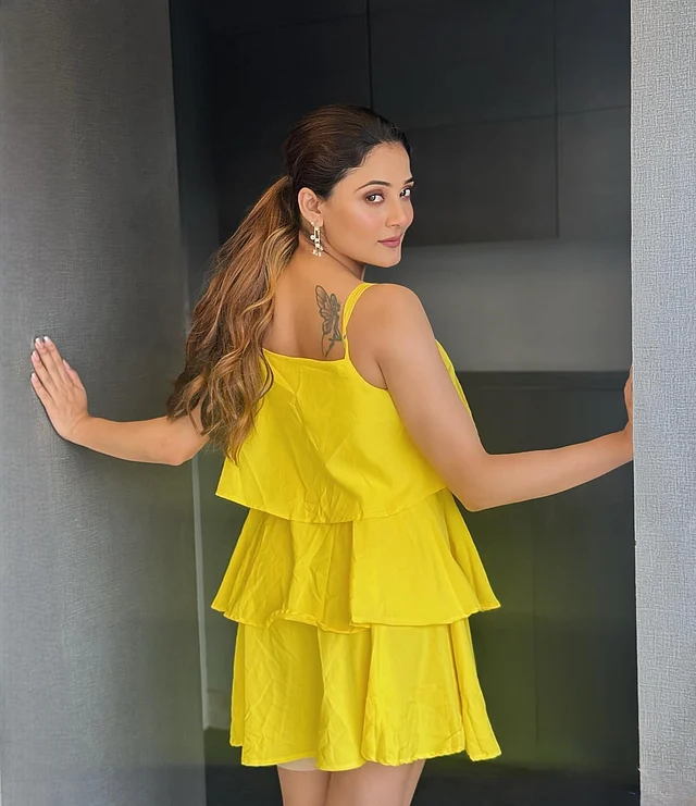 লেমন ইয়ালো মিনি ড্রেসে যেন আলো ছড়াচ্ছেন তিনি। কাঁধে দৃশ্যমান স্টাইলিশ ট্যাটু। আর কানে পরেছেন সাদা পাথরের রিং দুল
