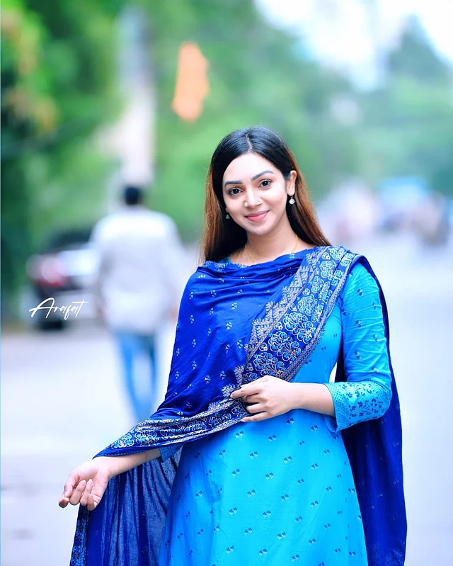 নীল সালওয়ার কামিজে চোখ জুড়াচ্ছেন এই অভিনেত্রী