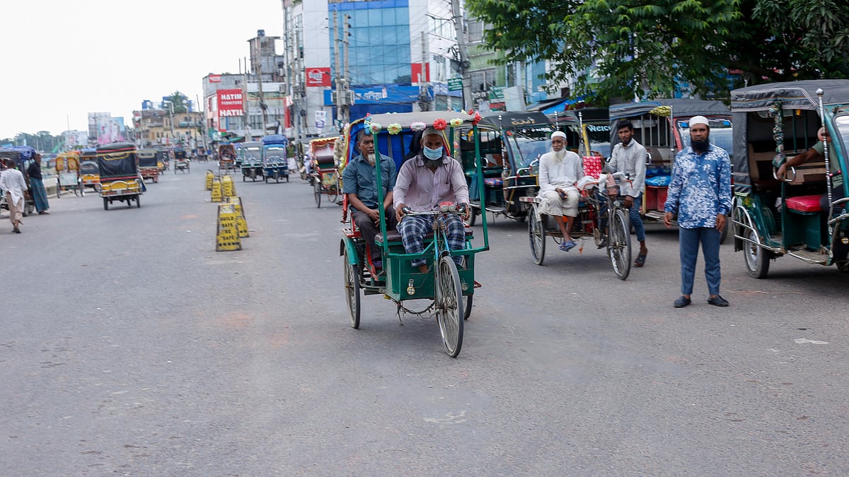 সকাল থেকে সড়কে রিকশা ইজিবাইক স্বাভাবিকভাবে চলতে দেখা যায়।