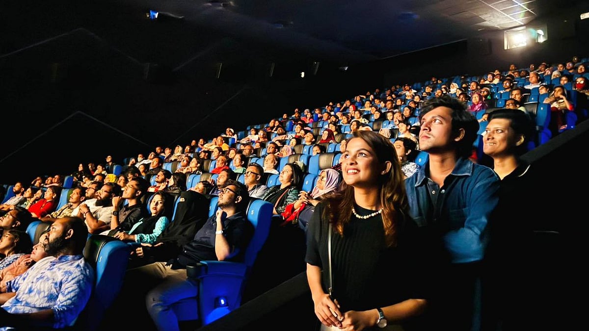 এর আগে ‘উৎসব’ সিনেমা দর্শকদের সঙ্গে দেখছেন সাদিয়া ও সৌম্য জ্যোতিরা। ছবি: ফেসবুক থেকে