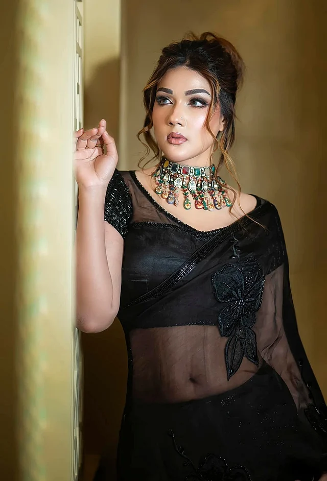 মাহি পরেছেন একটি শিয়ার ব্ল্যাক শাড়ি আর ম্যাচিং ব্লাউজ। বিশেষ নজর কাড়ছে শাড়ির পাড়জুড়ে থাকা বিডসের কাজ আর বডিতে থাকা ফুলেল অ্যাপ্লিকে।