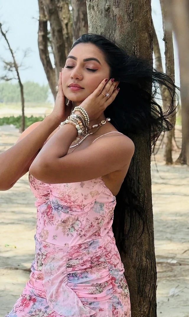 অনুষঙ্গে তিনি বেছে নিয়েছেন সি বিচ ভাইবের কড়ি, শামুক ও বিডসের চার্মস, মালা আর ব্রেসলেট