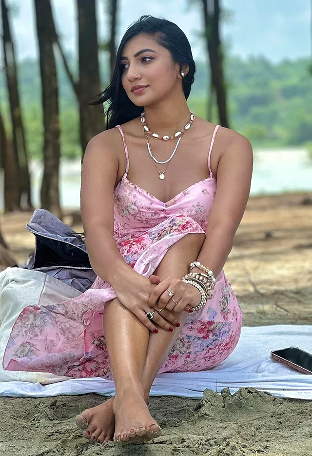 ফুলেল প্রিন্টের স্প্যাগেটি স্ট্র্যাপের মিডি ড্রেসে অত্যন্ত আকর্ষণীয় লাগছে তাঁকে
