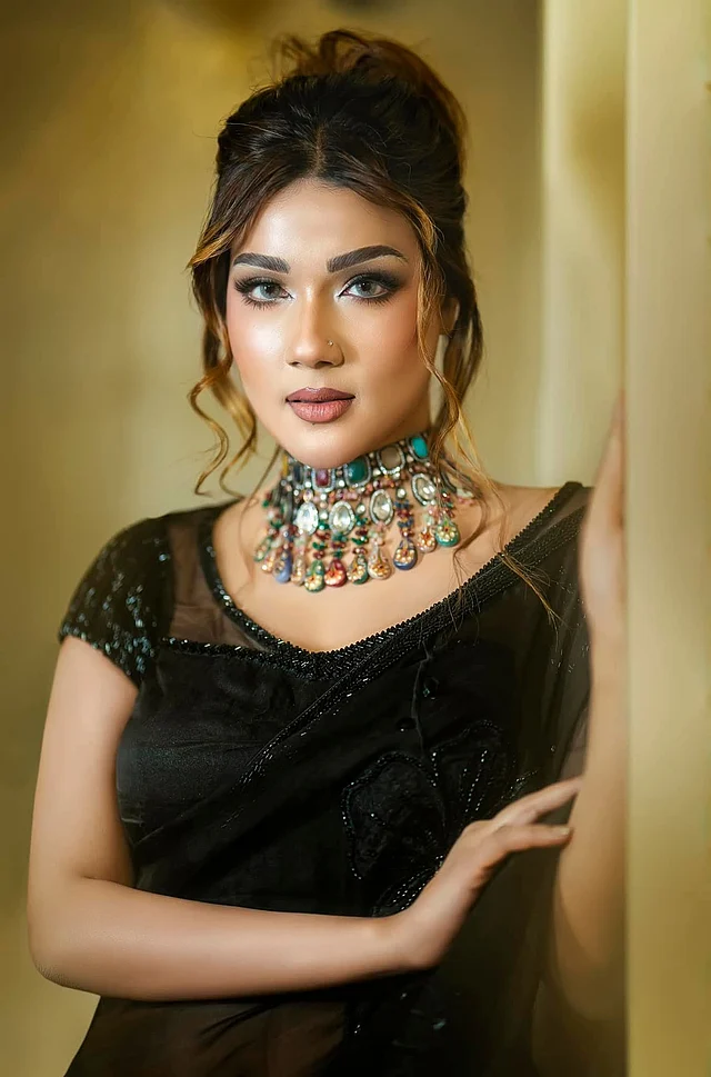 তবে পুরো লুকের অন্যতম আকর্ষণ নিঃসন্দেহে তাঁর স্টেটমেন্ট নেকপিসটি। মাল্টিকালার স্টোনে সাজানো চোকারটিতে মাহিয়াকে বেশ মানিয়েছে।