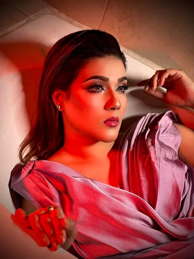 একেবারেই মিনিমাল জুয়েলারি পরেছেন মাহি। শুধু কানে সাদা স্টোনের স্টাড বেছে নিয়েছেন। সময়ের সঙ্গে ট্রেন্ড মেনে নিজেকে ফ্যাশনেবলভাবে উপস্থাপন করার জন্য মাহি সব সময় প্রশংসার দাবিদার। 