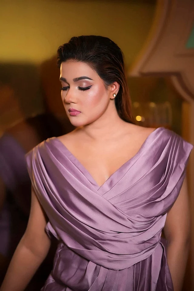সফট গ্ল্যাম মেকআপ পছন্দ মাহির এই আউটফিটের সঙ্গে। আইলাইনার আর শিমারি আইশ্যাড দেওয়া তাঁর চোখে। নিখুঁত আইব্রো শেপও নজর কাড়ছে, ঠোঁট সাজিয়েছেন গোলাপি লিপকালারে। আর চুলগুলো ব্যাক ব্রাশ স্টাইলে ছেড়ে রাখা। 