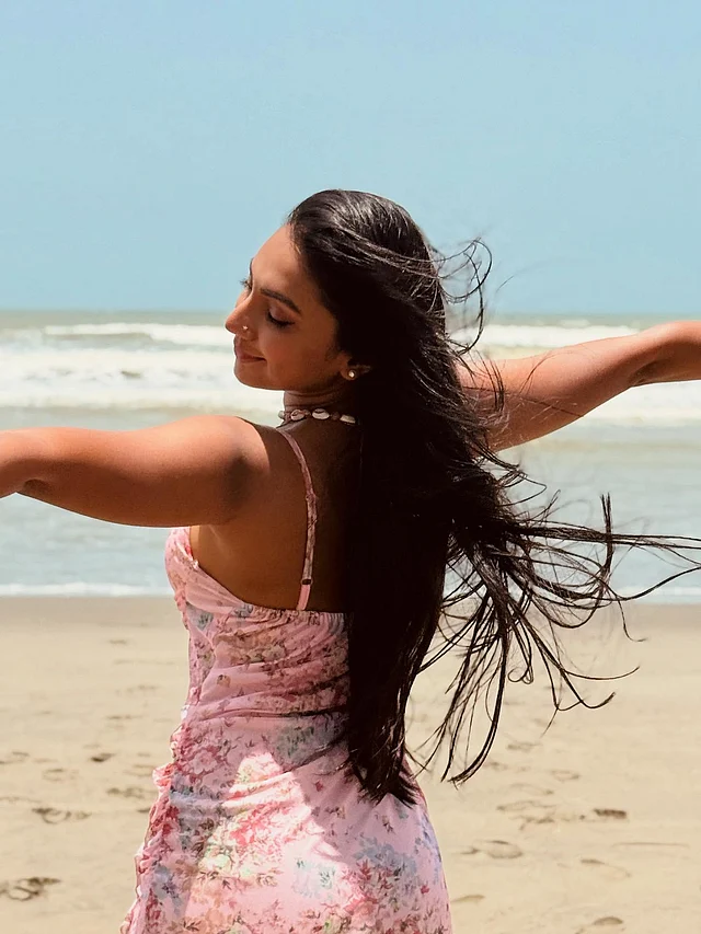 সব মিলিয়ে সি বিচে সুনেরাহর লুক রীতিমতো চোখ জুড়াচ্ছে