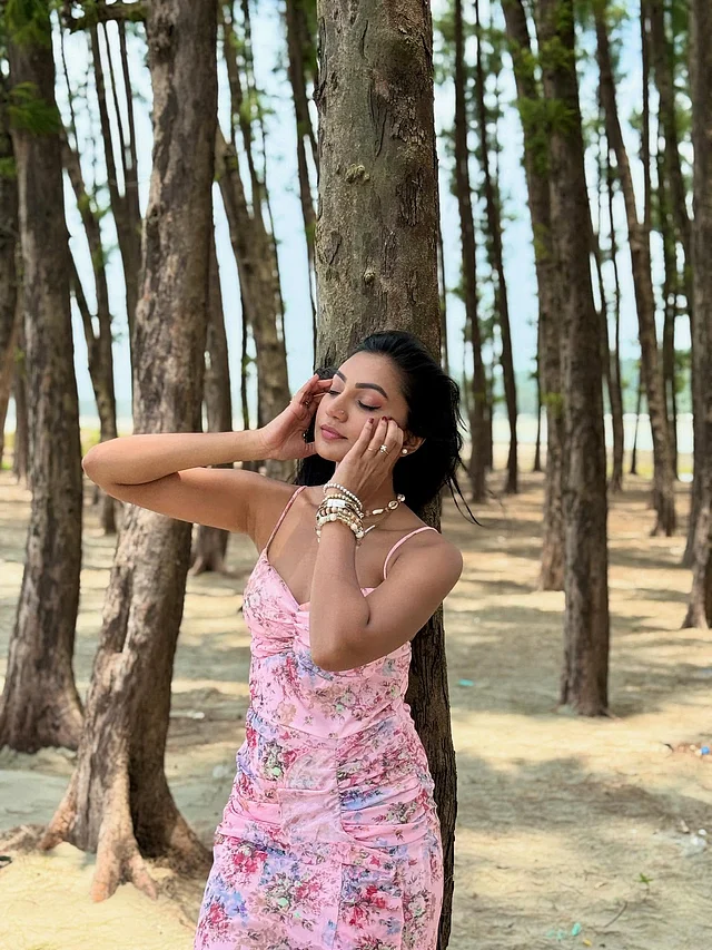 বডিকন ড্রেসে ফুলেল প্রিন্ট দেখা যাচ্ছে 